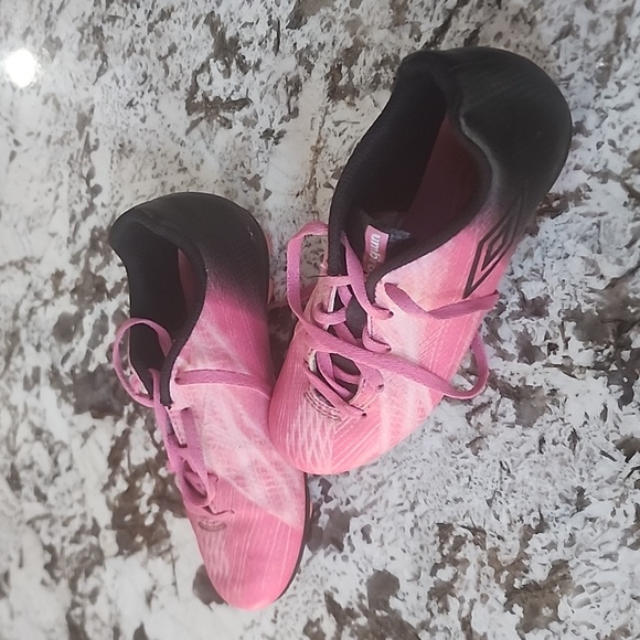 Umbro Youth Soccer Cleats - Picture 4 of 8